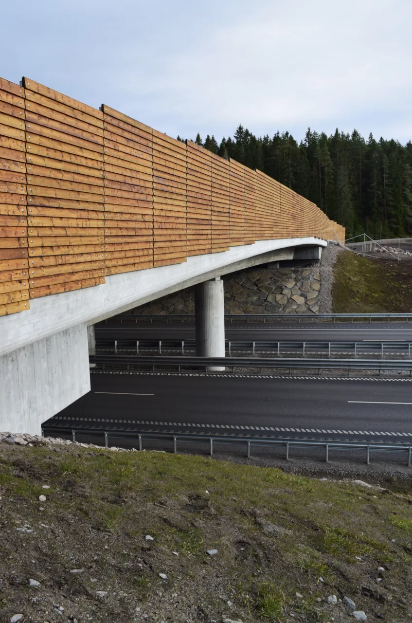 Bullerskydd i trä längs väg